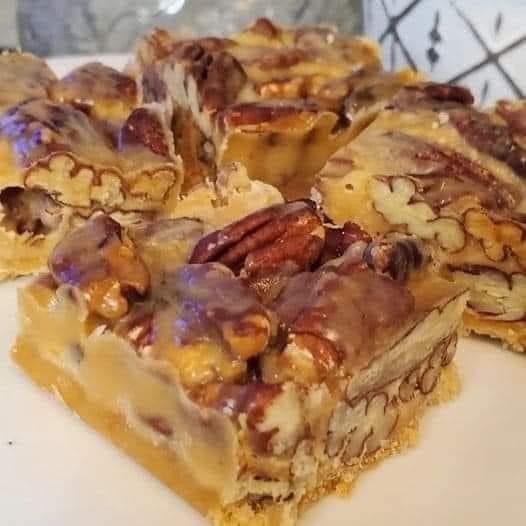 Bars with caramel and pecans